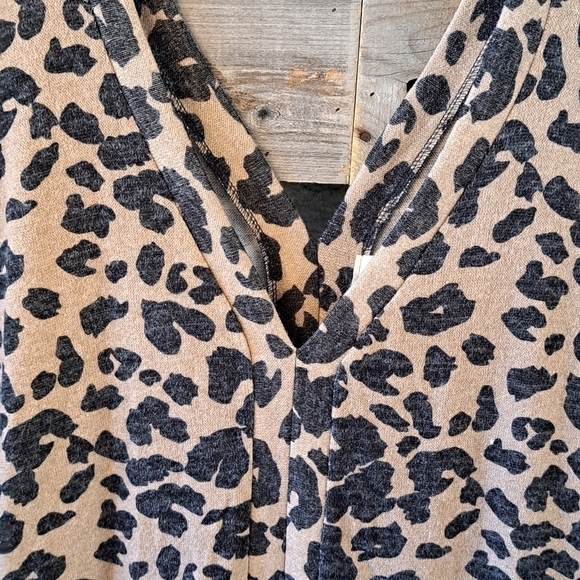 Dress Up Women's Leopard Print Poncho With Side Slits One Size - Picture 2 of 7